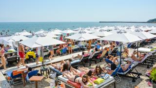 Σούπερ Grand Opening πάρτι στο "Ocean 6", στον Άη Γιώργη Μάκρης.