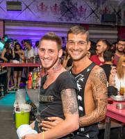 Ξέφρενο "One Night Stand" πάρτι στο Reina Club.