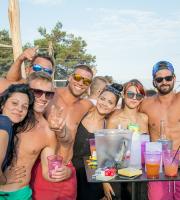 Πανικός στο "άχαστο" πάρτι με Chris Papa στο Yasu Beach Bar.