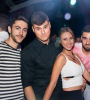 Ξέφρενο πάρτυ στο Reina Summer Club εν αναμονή του Δεκαπενταύγουστου.