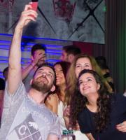 Ξέφρενο πάρτυ στο Reina Summer Club εν αναμονή του Δεκαπενταύγουστου.