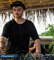 Yasu beach bar: Η νύχτα έγινε... μέρα με το δίδυμο φωτιά Junior Pappa & Antonio