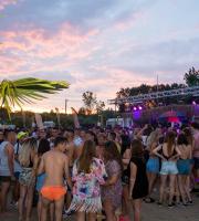 Yasu beach bar: Η νύχτα έγινε... μέρα με το δίδυμο φωτιά Junior Pappa & Antonio