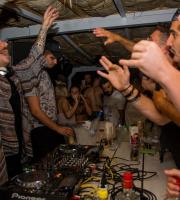 Yasu beach bar: Η νύχτα έγινε... μέρα με το δίδυμο φωτιά Junior Pappa & Antonio