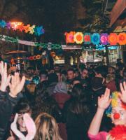 "ΤΣΙΚΟΝΟΠΕΜΠΤING" στον πεζόδρομο του ταχυδρομείου και η διασκέδαση στο ζενίθ