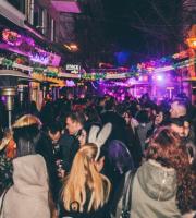 "ΤΣΙΚΟΝΟΠΕΜΠΤING" στον πεζόδρομο του ταχυδρομείου και η διασκέδαση στο ζενίθ