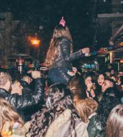 "ΤΣΙΚΟΝΟΠΕΜΠΤING" στον πεζόδρομο του ταχυδρομείου και η διασκέδαση στο ζενίθ