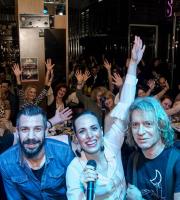 "Με κάθε τραγούδι & ένα ταξίδι" έκαναν όσοι βρέθηκαν στο Soho Absolutely Fabulous