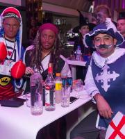 Τα... "έσπασε" το πάρτι μασκέ στο Soho Absolutely Fabulous 