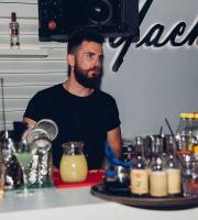 Με ανεβασμένη διάθεση και πλημμυρισμένο από κόσμο το opening του Yacht Club