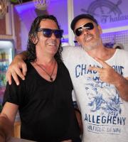 Cayetano, χορός, ανεβασμένη διάθεση και... Θέα θάλασσα!