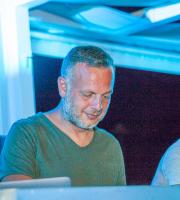 Σαββατόβραδο στην πιο "in" ταράτσα της πόλης με άκρως καλοκαιρινή διάθεση!