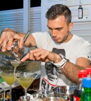 Τα Σαββατόβραδα είναι όμορφα πάνω στο Yacht Club.