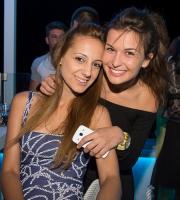 Τα Σαββατόβραδα είναι όμορφα πάνω στο Yacht Club.