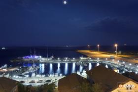 "Ατενίζοντας την 1η πανσέληνο του Αυγούστου, στο πανέμορφο λιμάνι μας"