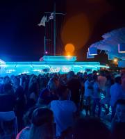 Ο άπαιχτος DJ Tsisma στα decks του Yacht Club.