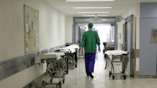 Με προσωπικό ασφαλείας σήμερα Πέμπτη τα νοσοκομεία της χώρας