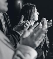 το χειροκρότημα η αμοιβή της παράστασης 