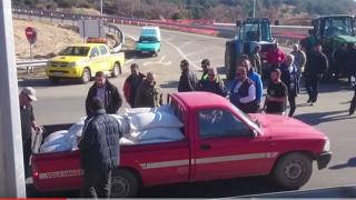 Αποδοκιμασίες σε οδηγούς από αγρότες στη συνοριακή οδό της Νυμφαίας (βίντεο)