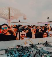 DJeff Afrozila και DaMike στην ταράτσα του Yacht club, στο λιμάνι