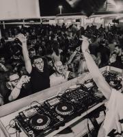 DJeff Afrozila και DaMike στην ταράτσα του Yacht club, στο λιμάνι