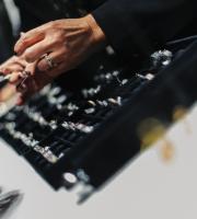 «Apostolos Jewellery»: φωτορεπορτάζ από τα εγκαίνια του νέου κοσμηματοπωλείου