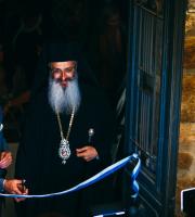 Η στιγμή που Δήμαρχος και Μητροπολίτης κόβουν την κορδέλα