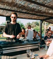 Τριανταφύλλου και Εchonomist στο super καλοκαιρινό πάρτυ του YaSu, στην Αγία Παρασκευή