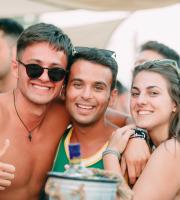 Τριανταφύλλου και Εchonomist στο super καλοκαιρινό πάρτυ του YaSu, στην Αγία Παρασκευή