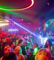 "Χαμός" στο Estado με τον Κωνσταντίνο Νάζη επί σκηνής!