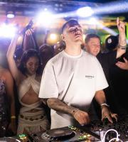 Ο LIVA K ξεσήκωσε το κοινό του Nama beach life experience!