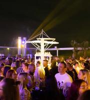 Μια βραδιά γεμάτη λάμψη στο Closing Party του ΝΟΑ rooftop!