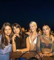 Ο μοναδικός Θοδωρής Φέρρης ξεσήκωσε τη παραλία του "Νãma Beach Life Experience"