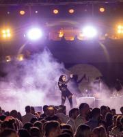 Ο μοναδικός Θοδωρής Φέρρης ξεσήκωσε τη παραλία του "Νãma Beach Life Experience"