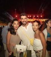 Ο μοναδικός Θοδωρής Φέρρης ξεσήκωσε τη παραλία του "Νãma Beach Life Experience"