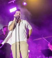 Ο μοναδικός Θοδωρής Φέρρης ξεσήκωσε τη παραλία του "Νãma Beach Life Experience"