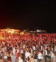 Ο μοναδικός Θοδωρής Φέρρης ξεσήκωσε τη παραλία του "Νãma Beach Life Experience"