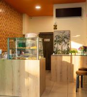 Ένα μικρό, σύγχρονο καφέ που ξέρει ακριβώς τι χρειάζεται το πρωινό της πόλης.