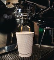 Ένα μικρό, σύγχρονο καφέ που ξέρει ακριβώς τι χρειάζεται το πρωινό της πόλης.