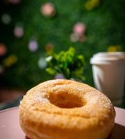 Ένα μικρό, σύγχρονο καφέ που ξέρει ακριβώς τι χρειάζεται το πρωινό της πόλης.