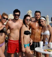 We 'Get the summer feeling'  στο πολύ ανεβασμένο Reina beach bar!