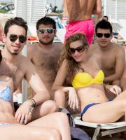 'Μύρισε' καλοκαίρι στο Reina beach bar.