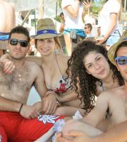 «Corona party» στο Aqua Mare, στην Αγία Παρασκευή.