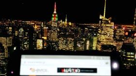 Με φόντο την "Πόλη που δεν κοιμάται ποτέ", τη Νέα Υόρκη των ΗΠΑ, μας τρελαίνει ο Πάνος! Το κτίριο με την πολύχρωμη οροφή που δεσπόζει στο Manhattan είναι το ξακουστό "Empire State Build