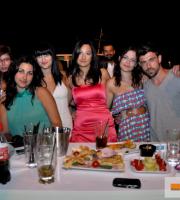 Δροσερές ξέφρενες νύχτες στην ταράτσα του Yacht club.