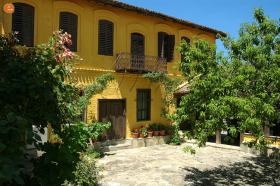 Άποψη της αυλής του μουσείου μετάξης Σουφλίου.