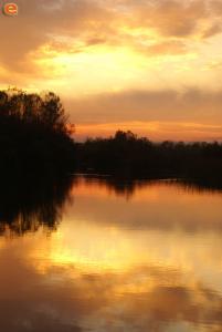 Απίθανα χρώματα το ηλιοβασίλεμα στον Άρδα.