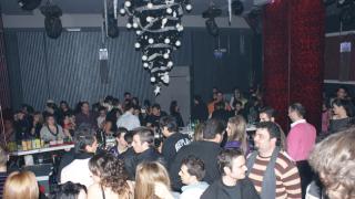 Genial club με πολύ κέφι και clubbing διάθεση!