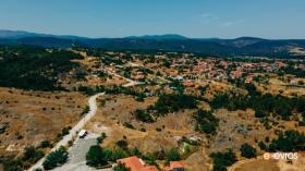 Πανοραμική θέα σε γραφικό χωριό με φόντο την ελληνική εξοχή