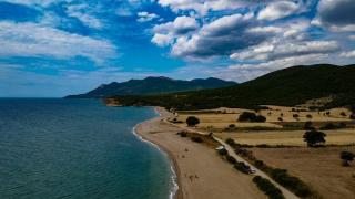 Παραλία Δικέλλων - Μεσημβρίας: Να "εξαφανιστούν" ομπρέλες, ξαπλώστρες & σκίαστρα